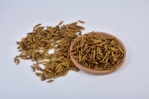 Vers larves de mouches de soldats noirs séchés pour l'alimentation des poissons de cochon de cheval emballés dans des sacs - Product Image 3