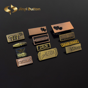 Jinyi pabrik kustom klasik Logo antik logam campuran seng pelat nama merek logam Label pakaian tas terukir timbul logam Tag Logo - Product Image 1