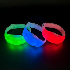 กำไลข้อมือไฟ LED สำหรับงานปาร์ตี้ ปรับขนาดได้ ทำจากซิลิโคน 15 สี LED <span class=keywords><strong>20</strong></span> โซน 800 เมตร ควบคุมด้วย DMX ตั้งโปรแกรมได้ รีโมท 433MHz - Product Image 1