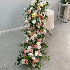 Composition florale personnalisée pour chemin de table de mariage, roses, verdure, guirlande de fleurs pour événements, fêtes et décoration, chemin de table fleuri - Product Image 1