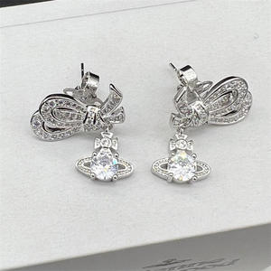 Boucles d'oreilles élégantes Empress Dowager Vivienne Bowknot Saturn, version haute qualité pour femmes - Product Image 3