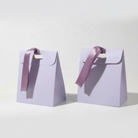 Europäische Moderne Minimalistische Weiße Karton-Geschenktüte mit Geprägter Schleife und Bandgriff für Süßigkeiten