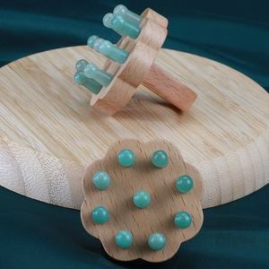 Masajeador de cabeza de madera Logotipo personalizado Cabello Cuero cabelludo Gua Sha Herramienta de masaje 9 dientes Verde Aventurina Meridiano Masaje Peine Certificado CE - Product Image 2