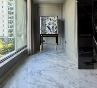 Meuble bar haut de gamme avec finition ébène foncé, étagères en verre intégrées pour un divertissement à domicile de luxe, armoire à vin