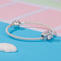 Breloque appareil photo plaquée argent avec émail bleu et lentille en cristal, pendentif mignon en alliage pour cadeau de bijoux unisexe