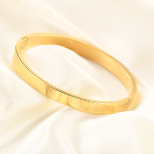 Bracelet manchette simple et lisse en acier inoxydable, largeur 6 mm, couleur or, pour femme, bijou cadeau - Product Image 1