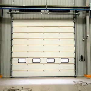 Porta sezionale bianca isolata di sollevamento d'acciaio automatica industriale della porta del garage con la finestra