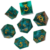 Ensemble de 7 dés en résine faits à la main à bords tranchants, avec cœur à paillettes liquides et sable mobile, dés polyédriques DND pour jeux de société, vente en gros