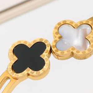 Due Braccialetti alla Moda in Acciaio Inossidabile con Piccoli Fiori, Placcati in Oro con Design a Quadrifoglio, Gioielli Unisex - Product Image 5