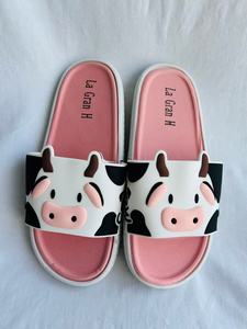 Ciabatte Estive Antiscivolo in EVA Rosa con Stampa Mucca La Gran H, Taglie 36-41 - Product Image 1