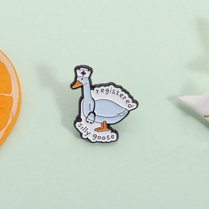 Broche en émail « Infirmière Silly Goose » en forme de dessin animé, broche médicale en forme d'oie, badge de revers, bijou d'infirmière mignon, cadeau en gros - Product Image 2
