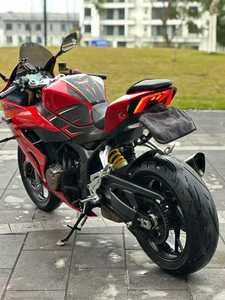 Motocicleta QJMOTOR Racing 800 - Motor de 778 cc en Línea de 4 Cilindros, 92 kW de Potencia, ABS y TCS - Product Image 5