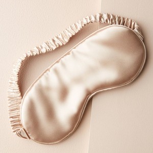 Ensemble de sommeil quatre saisons en satin de soie de luxe avec logo personnalisé, imprimé par transfert thermique, comprenant un masque de sommeil confortable et doux, une taie d'oreiller et un chouchou - Product Image 3