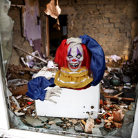 Clown d'Halloween animé de 14 pouces avec tête qui bouge et yeux LED, accessoires musicaux effrayants pour décoration de maison hantée ou de bar