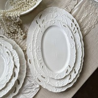Assiettes blanches irrégulières à motif ajouré baroque, décorées de fleurs en relief, pour la décoration de mariage et d'événements, assiettes de présentation en céramique blanche
