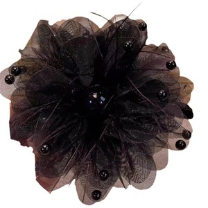 Nouvelle pince à cheveux pivoine et plume, pince requin de luxe et tendance, élégante et raffinée. - Product Image 5