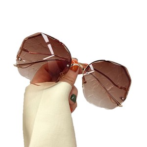 Exquisite Elegant <b>Gradient</b> Color UV400 Protection Full Rim Metal Frame Cut Edge Fashion for <b>Sunglasses</b> 2025 for Women - Product Image 5