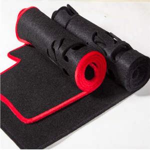 Alfombrilla para el Tablero del Automóvil Volkswagen Beetle 2007-2010, Fabricada por Taijs, Volante a la Derecha, Color Negro/Rojo, Dacrón, 10 mm de Grosor, Diseño de Lujo - Product Image 4