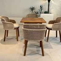 Table de jardin en bois avec plateau à motifs carrés et pieds croisés pour terrasse extérieure