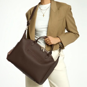 Sac à langer en cuir portable personnalisable de haute qualité, grande capacité, imperméable, multifonctionnel, sac à langer tendance pour maman - Product Image 3