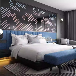 Ensemble de mobilier de chambre d'hôtel 3 étoiles : Lit avec sommier en bois durable, matelas, tables de chevet, tête de lit, ottoman et table d'appoint - À vendre - Product Image 1