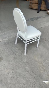 Chaises Chiavari en métal doré empilables, durables et écologiques, pour mariages et salles de banquet modernes, avec coussins blancs – Vente en gros - Product Image 4