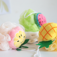 40G Petites formes de fruits vibrants Matériau doux et sûr Pouf de bain en maille Éponge de douche pour enfants avec dessin animé