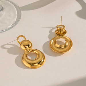 Pendientes <span class=keywords><strong>de</strong></span> Calabaza Doble en Acero Inoxidable con Baño <span class=keywords><strong>de</strong></span> Oro 18K PVD, Diseño Geométrico para Mujer, Versátiles, Elegantes y Modernos para Uso Diario - Product Image 1