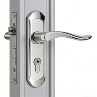Porte battante moderne en alliage d'aluminium à double vitrage pour appartement, design contemporain, finition soignée