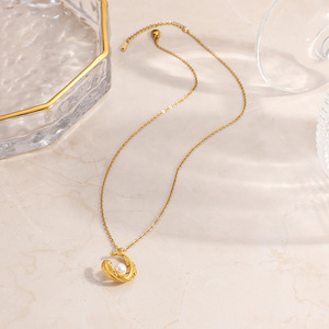 Collier superposé tendance avec pendentif lune incrusté de perles, chaîne dorée, style bureau, chaîne de clavicule, design géométrique, perles d'imitation - Product Image 2