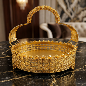 Plateau de service rond en métal doré avec poignée, motif végétal gravé, fait main, vaisselle décorative moderne et élégante pour cadeaux - Product Image 1