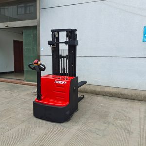 4.5m 5M 6m Walkie <span class=keywords><strong>Stacker</strong></span> điện <span class=keywords><strong>1500kg</strong></span> 2000kg Triplex mast pin lithium với straddle chân cho kho hậu cần - Product Image 6