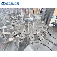 Machine de remplissage automatique de liquides à petite échelle pour bouteilles d'eau potable, pour ligne de remplissage en usine.