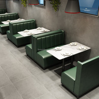 Mobilier de restaurant personnalisable, banquette en cuir vert, ensemble table et chaise