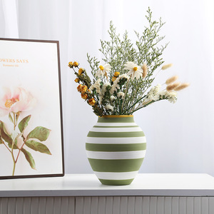Vase de table en céramique contemporain, peint à la main, avec des lignes, décorations pour la maison - Product Image 5