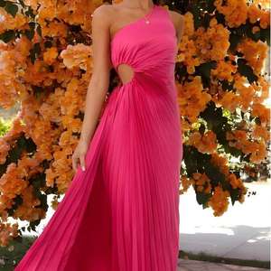 Elegante Abito da Sera Plissettato con Spalla Scoperta e Ritaglio in Vita, Vestito Estivo - Product Image 1