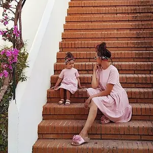 स्वनिर्धारित ग्रीष्मकालीन 100% कपास नरम और आरामदायक उज्ज्वल गुलाबी परिवार लघु आस्तीन पोशाक