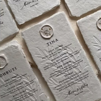 Carte de menu personnalisée en papier de coton rustique pour mariages, bords déchirés et sceau doré inclus, fabriquée en Chine