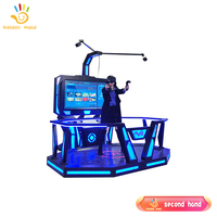 Simulation de joueur simple d'occasion tenant le simulateur de marche de tir de la plate-forme VR de l'espace VR
