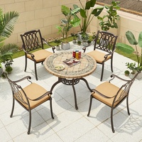 de mariage contemporaine italienne avec patio, chaises 4 places, balcon de luxe, petite table à manger ronde pour événements