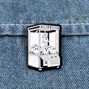 Spilla da bavero in metallo smaltato nero lucido effetto nichel, divertente e simpatico fantasma di Halloween a forma di piramide, accessori per abbigliamento a tema cartone animato - Product Image 4