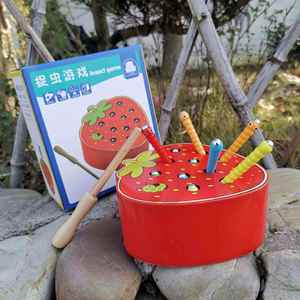 Jeu de pêche magnétique en bois en forme de fraise pour développer la cognition œil-main et la motricité fine - Product Image 4