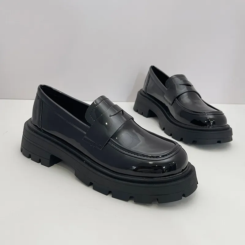 Última tendencia punta redonda Slip On Beauty Shiny Chunky Flat Shoes Mujeres Black Leather Loafer Shoes