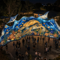 Großflächige Zoo-Lichterschleife mit Tierlaternen und Szenischem Projektdesign