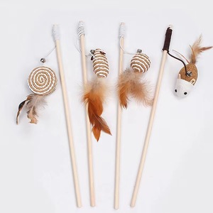 Varita de madera para gatos con plumas, cascabel y ratón - Juguete interactivo para gatos Modelo KML-0791 Suministros para mascotas al por mayor - Product Image 3