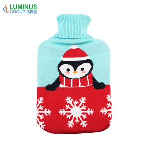 Bouteilles d'eau chaude en gros pour usine avec housse tricotée de Noël pour soulager <span class=keywords><strong>la</strong></span> <span class=keywords><strong>douleur</strong></span> menstruelle - Product Image 1