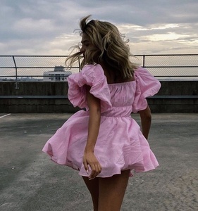 Mini abito da donna con maniche a sbuffo a orlo fluido arricciato all'ingrosso su misura per abbigliamento da donna - Product Image 2