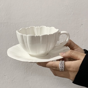 Tasses à thé en céramique à motif de pétales, élégantes, pour les décorations de mariage, de fêtes, de restaurants et de desserts - Product Image 1