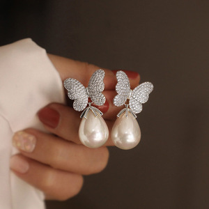Orecchini a Perno con Perle Irregolari a Forma di Farfalla per Donne, Gioielli Eleganti e Delicati per le Orecchie - Product Image 3