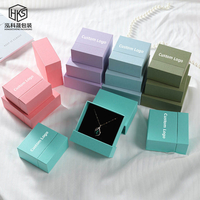 Boîte à bijoux carrée en carton de luxe faite à la main, avec fermeture à cordon, impression de logo personnalisée pour l'emballage de bijoux, vente en gros